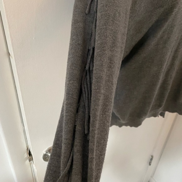 Candela light grey sweater with fringe ties down the sleeves - Picture 4 of 6